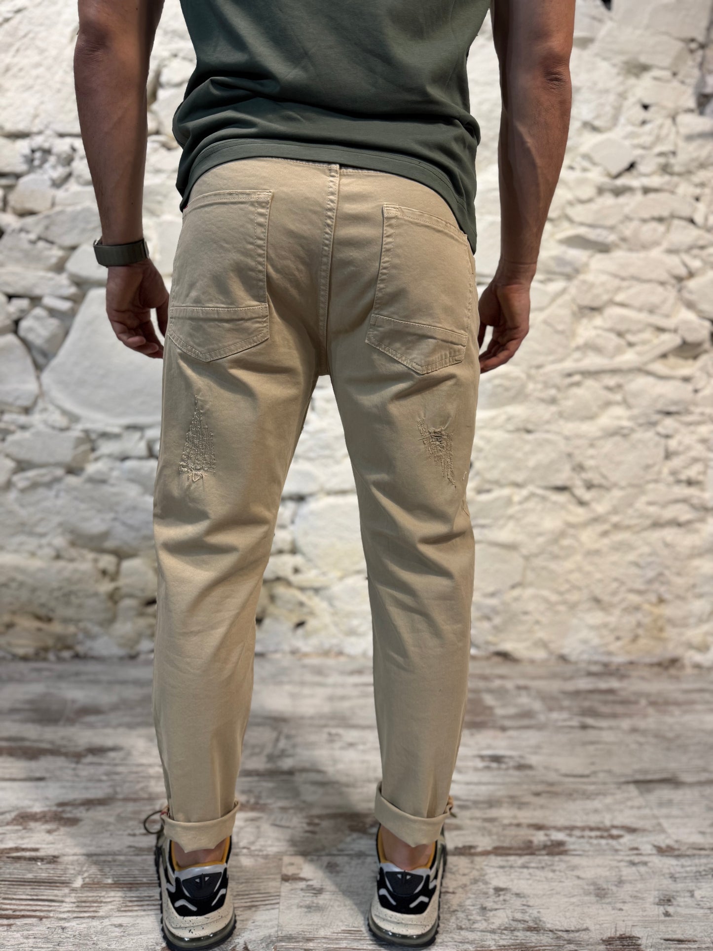PANTALONE CON TOPPE DISPLAY