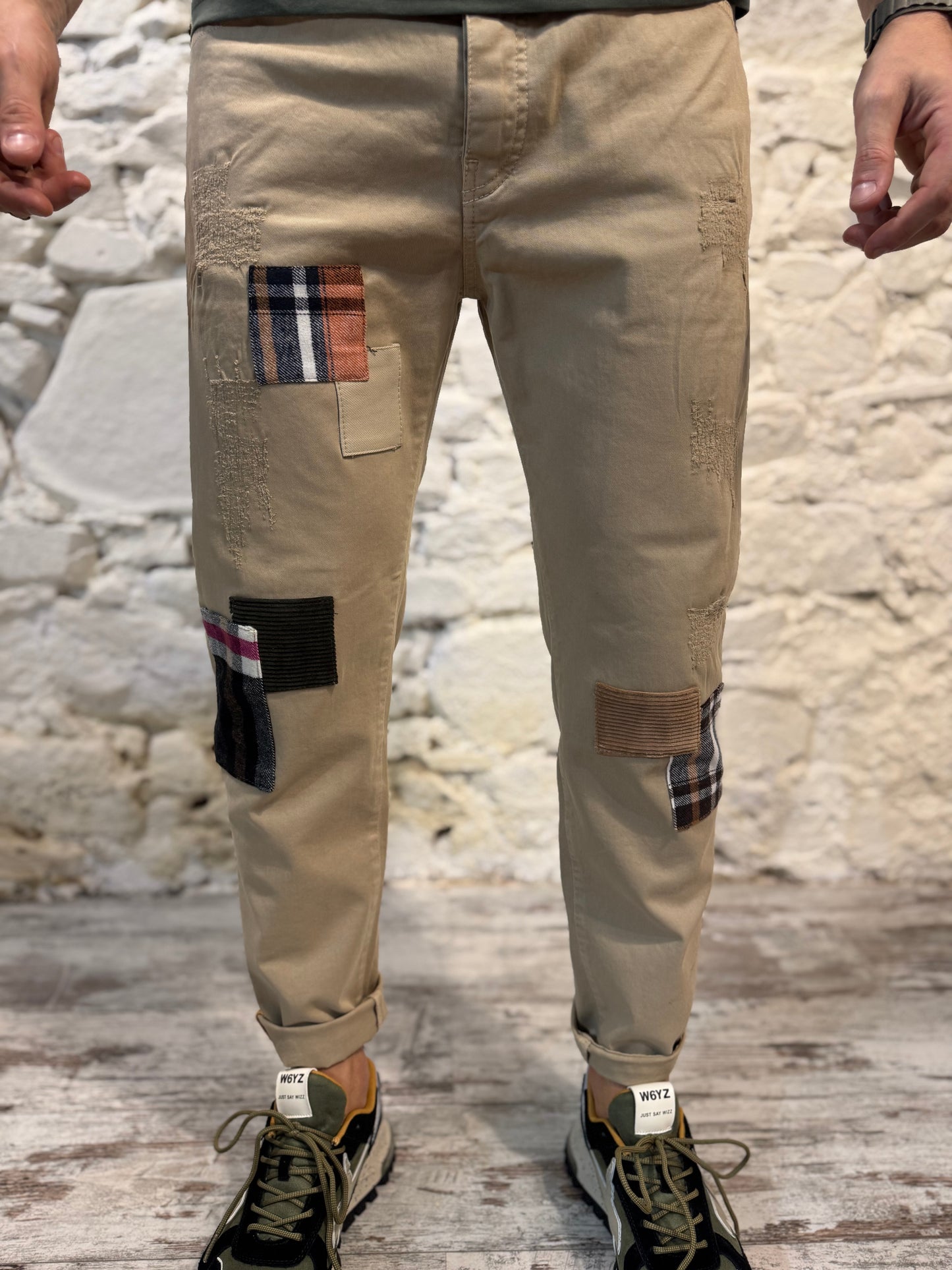 PANTALONE CON TOPPE DISPLAY