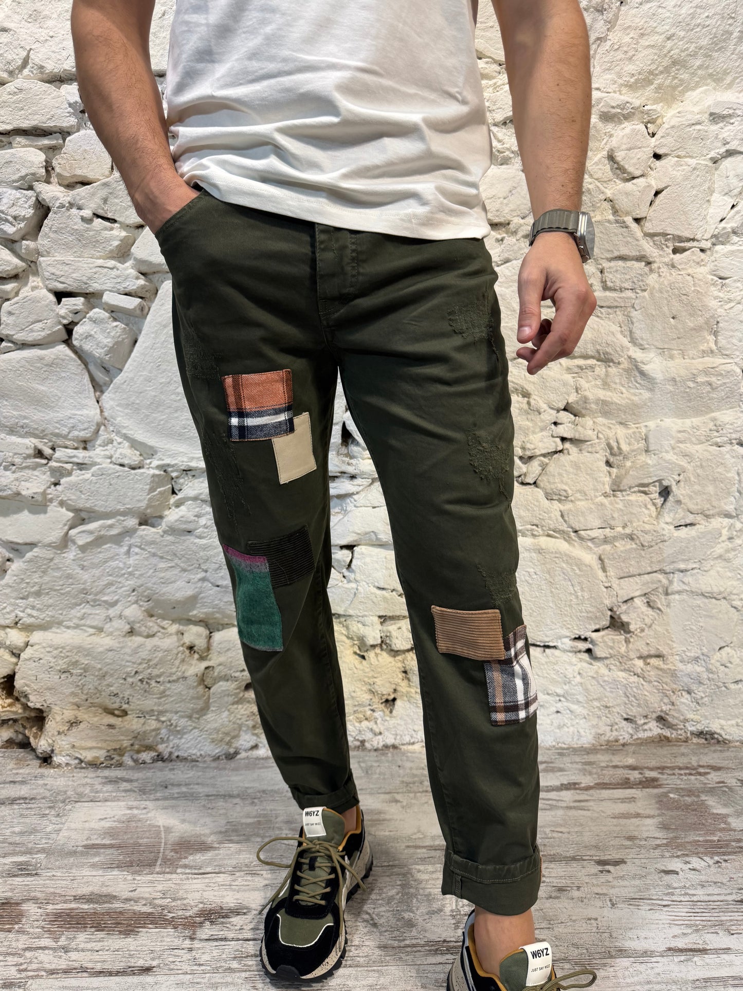 PANTALONE CON TOPPE DISPLAY
